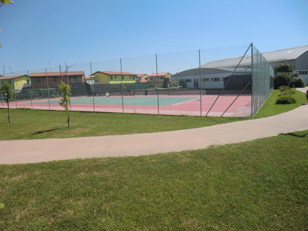Residence Villaggio Dei Fiori Con Piscina E Posto Spiaggia Incluso Caorle Habitación foto