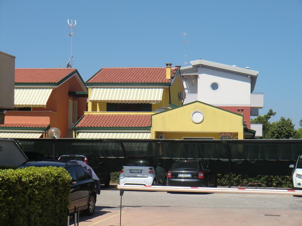Residence Villaggio Dei Fiori Con Piscina E Posto Spiaggia Incluso Caorle Habitación foto