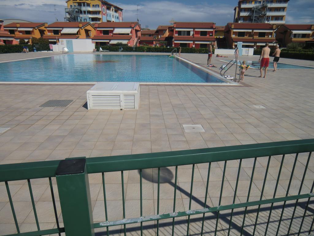 Residence Villaggio Dei Fiori Con Piscina E Posto Spiaggia Incluso Caorle Habitación foto