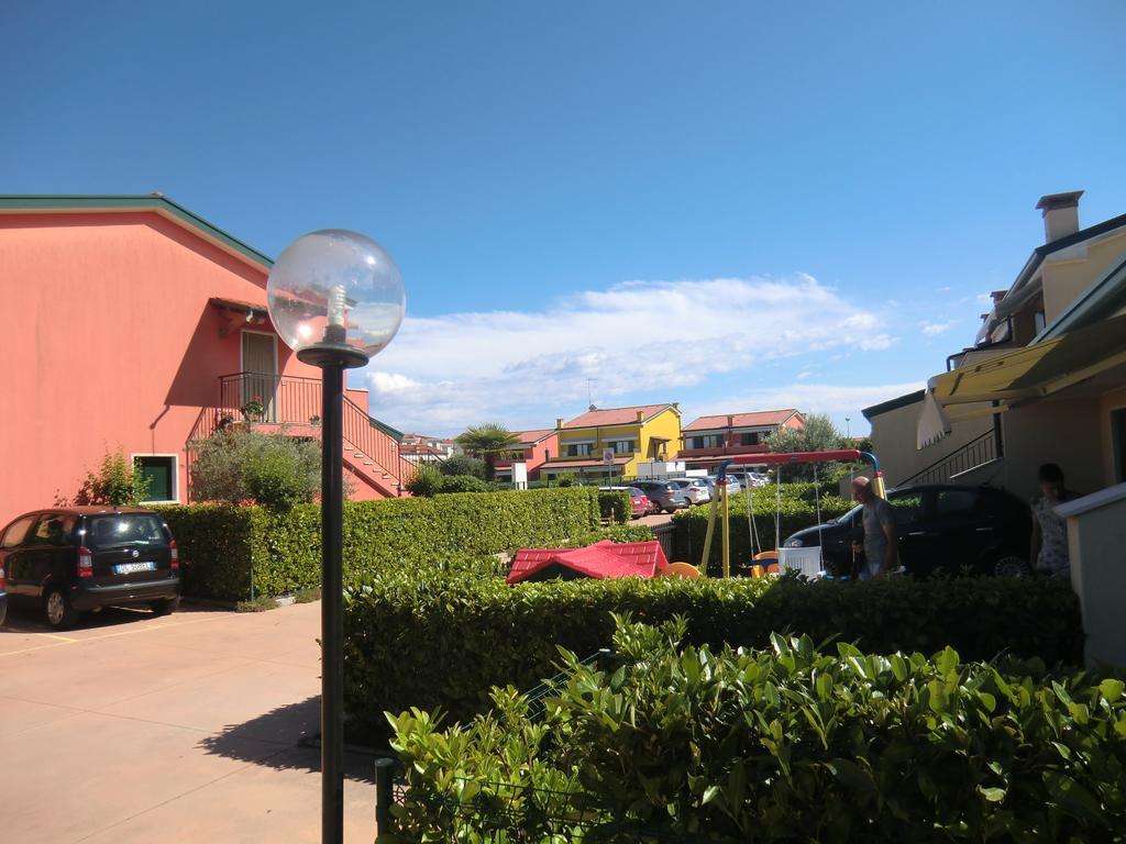 Residence Villaggio Dei Fiori Con Piscina E Posto Spiaggia Incluso Caorle Habitación foto